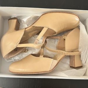LaDuca Alexis 2.5 Soft Sole Beige, Size 9.5 Wide (New in Box)